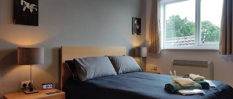 1 habitación, escritorio, tabla de planchar con plancha y cuna de viaje