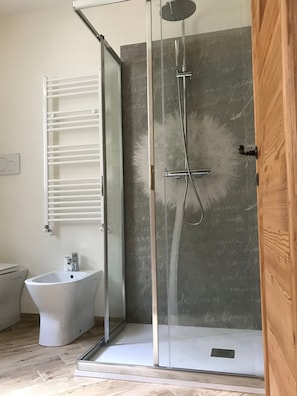 Doccia, asciugacapelli, bidet, asciugamani