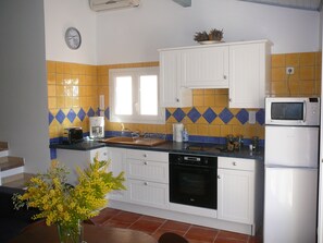 Réfrigérateur, four à micro-ondes, un four, surface de cuisson