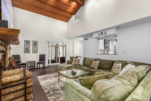 Smart TV, fireplace - Attainable Convenient Serenity in South East Michigan West Suburbs (Northville)