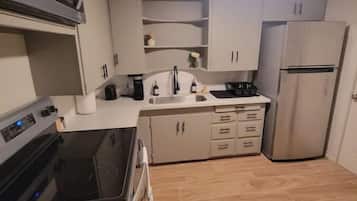 Geladeira, micro-ondas, fogão, cooktop