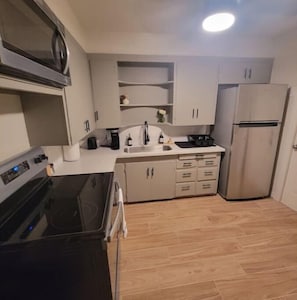 Fridge, microwave, oven, stovetop - Hidden Tech Beauty - extremely close to TTU (Lubbock)