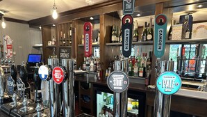 Un bar doté de nombreux robinets, proposant des marques comme HPA, Butty Bach et Camden.