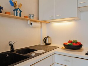 Køleskab, brødrister, køkkentøj/tallerkener/redskaber