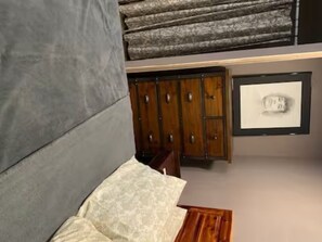 1 bedroom, desk, WiFi, bed sheets - My Baby Blue Tonight (Hurricane)
