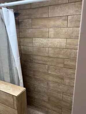 Chuveiro, secador de cabelo, toalhas de banho, sabonete