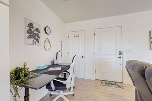 Interior - New Studio, Balcony w/views, Nexflix, Pool
 (Albuquerque)