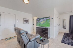 Interior - New Studio, Balcony w/views, Nexflix, Pool
 (Albuquerque)