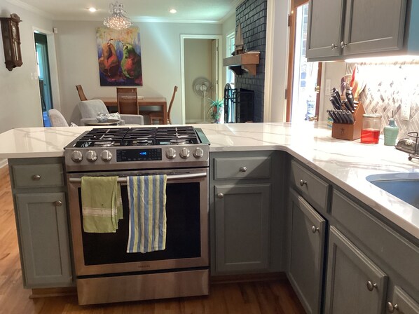 Private kitchen - In town home for Football weekend in Athens  (Athens)