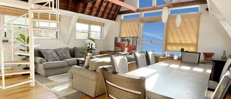 Smart-TV, Kamin, DVD-Player, Bücher