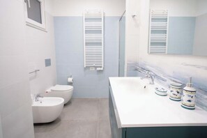 Douche, séchoir à cheveux, bidet, serviettes fournies