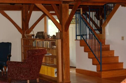 Professional/family/pet-friendly; fiber-optics in the forest, minutes to highway