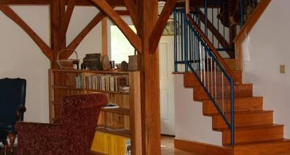 Professional/family/pet-friendly; fiber-optics in the forest, minutes to highway