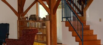 Professional/family/pet-friendly; fiber-optics in the forest, minutes to highway