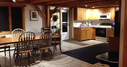 Professional/family/pet-friendly; fiber-optics in the forest, minutes to highway