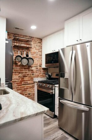 Geladeira, micro-ondas, fogão, cooktop