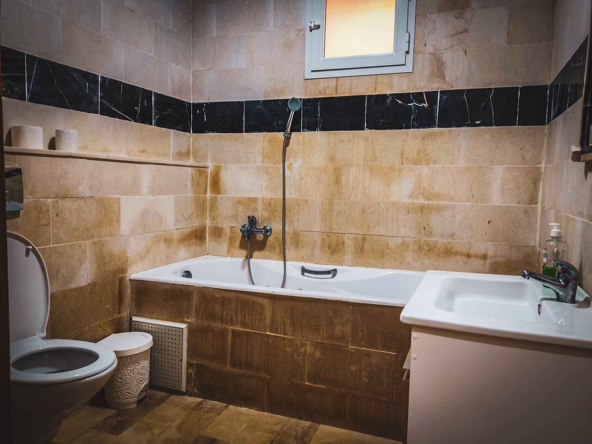 Ein Badezimmer mit Badewanne, Toilette und Waschbecken.