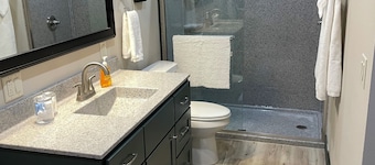 The Lawft, Suite 3, 2King Beds each with its own bath,No Cleaing Fee or Stairs
