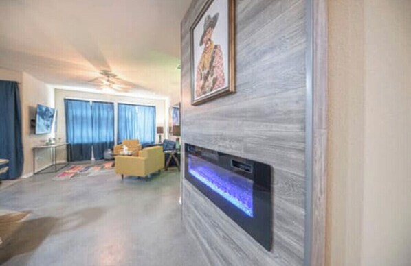 Smart TV, fireplace - Right At Home-Midland Vanguard Velvet Lounge (Midland)