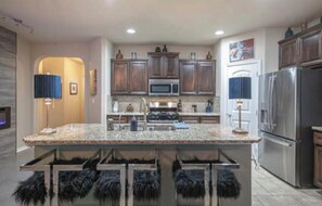 Fridge, microwave, oven, stovetop - Right At Home-Midland Vanguard Velvet Lounge (Midland)