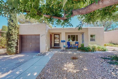 Adobe Home, 2bd/1ba, Garage, Dog