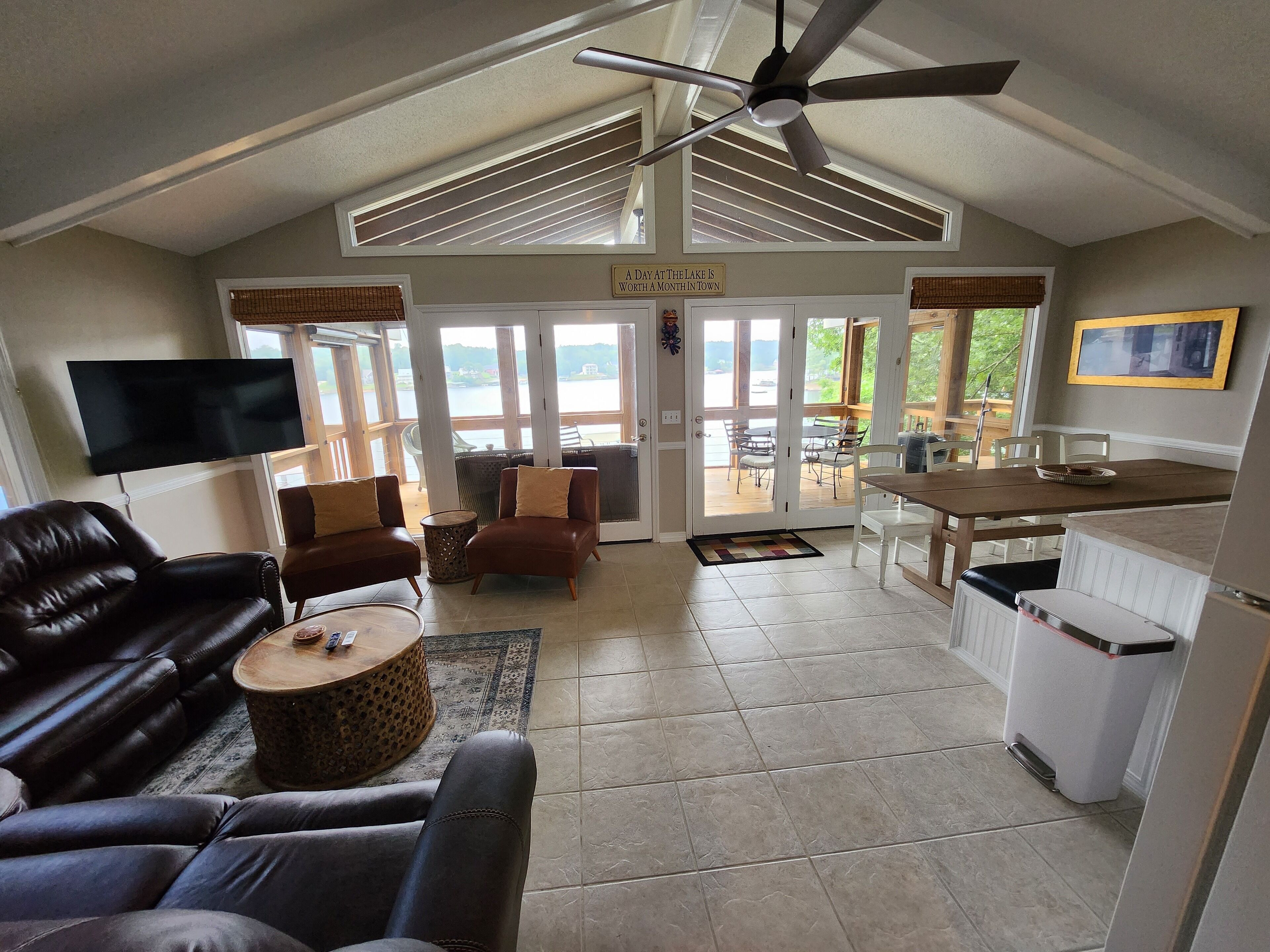 Téléviseur connecté, lecteur de DVD, sélection de films