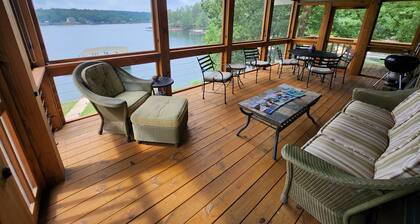 Lake Front w/ Sunset Views, Screened-in Porch / 1x Boat Slip / 2x Kayaks