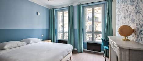 2 chambres, bureau, fer et planche à repasser, lit parapluie