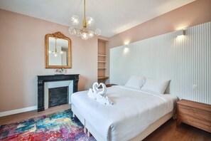 2 habitaciones, escritorio y tabla de planchar con plancha