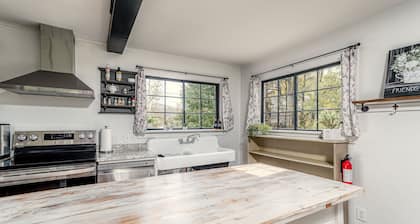 Downtown Historic 4 bedroom, 2 1/2 bath, 1/3 acre