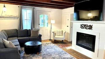 Älytelevisio, takka, kirjoja