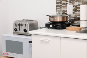 Køleskab, mikrobølgeovn, opvaskemaskine, kaffe-/temaskine