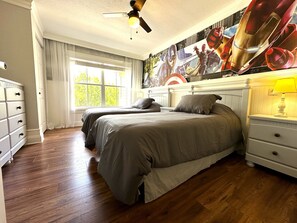 3 habitaciones, escritorio y tabla de planchar con plancha 