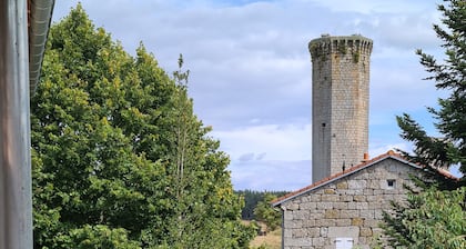 Grange Rénovée au Cœur du Village Proche du Château