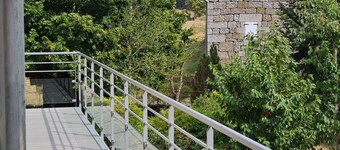 Grange Rénovée au Cœur du Village Proche du Château