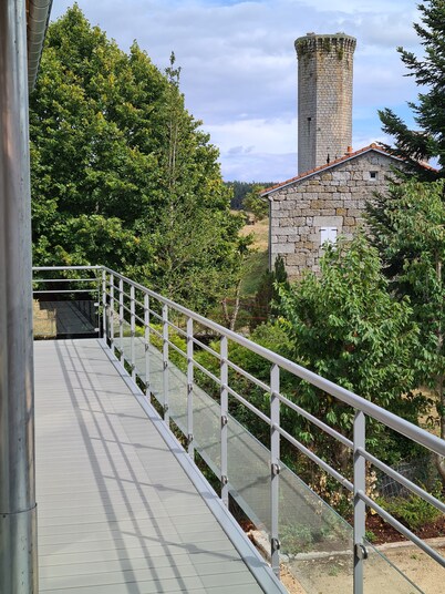 Grange Rénovée au Cœur du Village Proche du Château