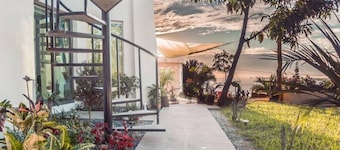 Stunning Oceanview 2BR Loft Indoor-Outdoor Living Walk to Beach