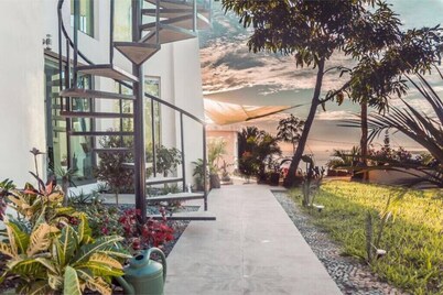 Stunning Oceanview 2BR Loft Indoor-Outdoor Living Walk to Beach