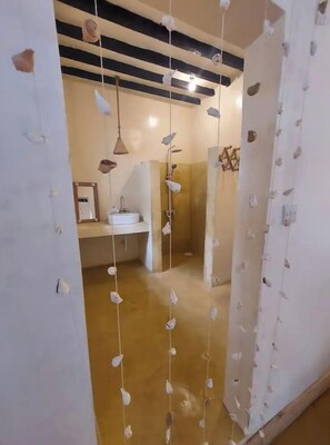 シャワー、タオル、石鹸、トイレットペーパー