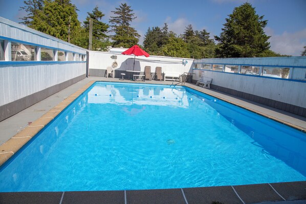 Kauden mukainen ulkouima-allas