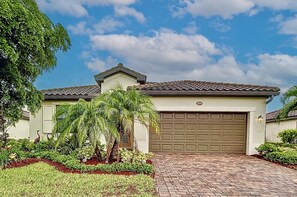 Exterior - Paradise found in Gran Paradiso! Resort style living. 3 beds/2bath home. (Venice)