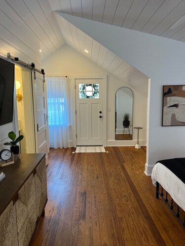 Luxe Lemon Loft in Historic Downtown St Aug