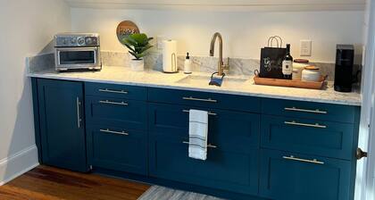 Luxe Lemon Loft in Historic Downtown St Aug