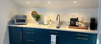 Luxe Lemon Loft in Historic Downtown St Aug