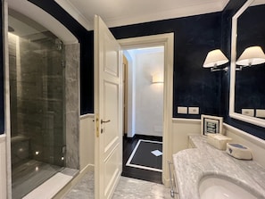 Doccia, asciugacapelli, bidet, asciugamani