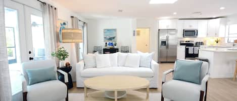 TV connectée, cheminée, livres