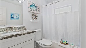 Ensemble douche/baignoire, sèche-cheveux, serviettes fournies