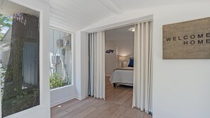 3 quartos, escrivaninha, ferros/tábuas de passar roupa