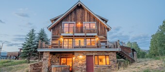 Fun-filled home on the Nordic/Snowshoe/fat bike trails! Hot tub, gym, parking.