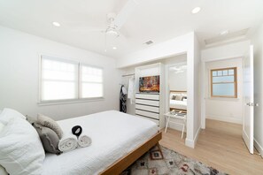 2 soverom, strykejern/-brett og sengetøy